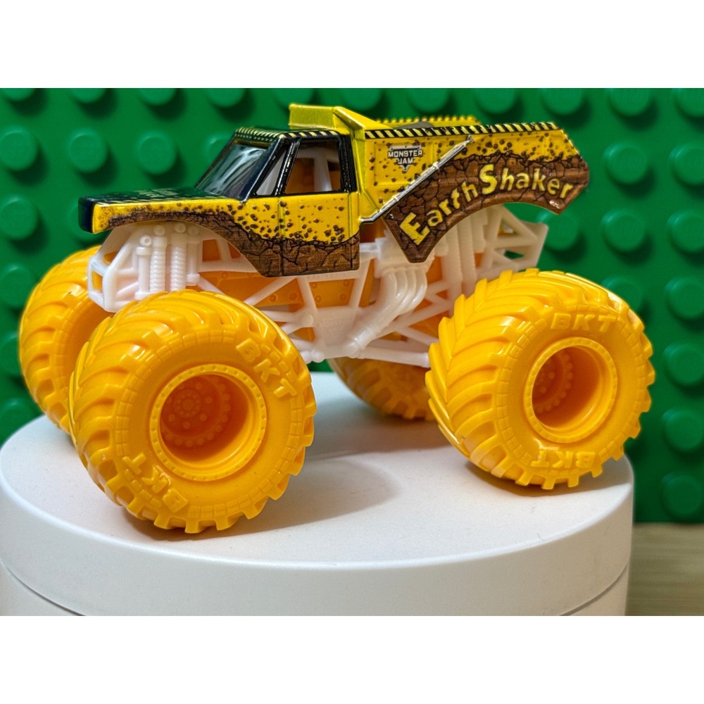 Monster Jam Earth Shaker Monster Truck 1:64 Die-Cast Yellow BKT Tires 2023 FMS